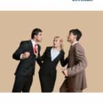 Drei Geschäftsleute in Konfliktsituation, eine Frau vermittelt – Symbolbild für Mediation im Arbeitsschutz